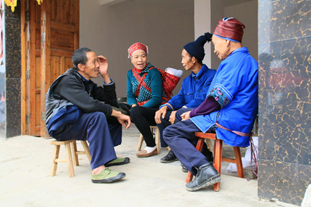 苗族老人只要在一起都喜欢互问“你每月的养老金得多少？”_副本.jpg