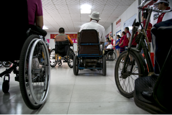 康复村的疗养者们在活动室中参加互动，唐山地震四十周年之际，社会各界爱心人士前来探望慰问。中国青年网记者 孙钊 摄