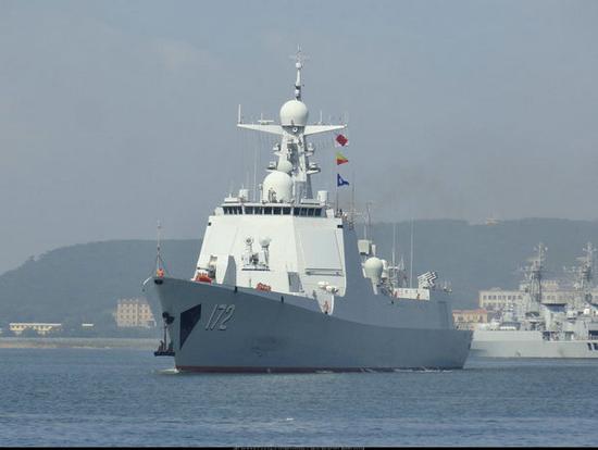 出现港口外的052D驱逐舰昆明舰。