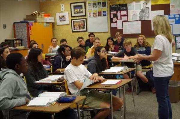 哈佛学霸“疯狂社交”引关注：喝酒喝到半夜