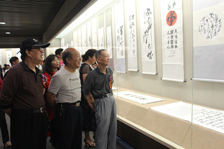 鄂州市人大常委会原副主任胡盛海等参观书法展.JPG