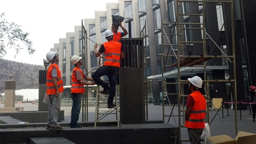 工程人员先拆下鼠首。台湾《联合报》记者卜敏正／摄影