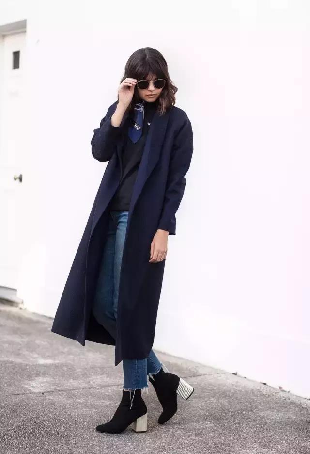 学会oversized外套+短靴的经典套路，让你美成一道街景