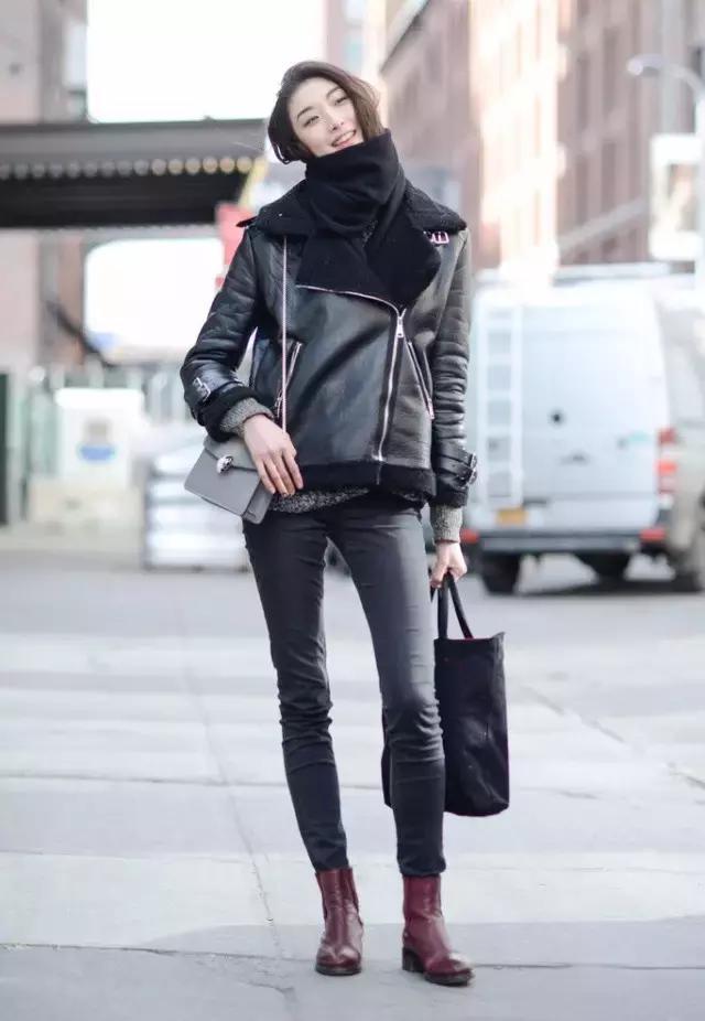 学会oversized外套+短靴的经典套路，让你美成一道街景