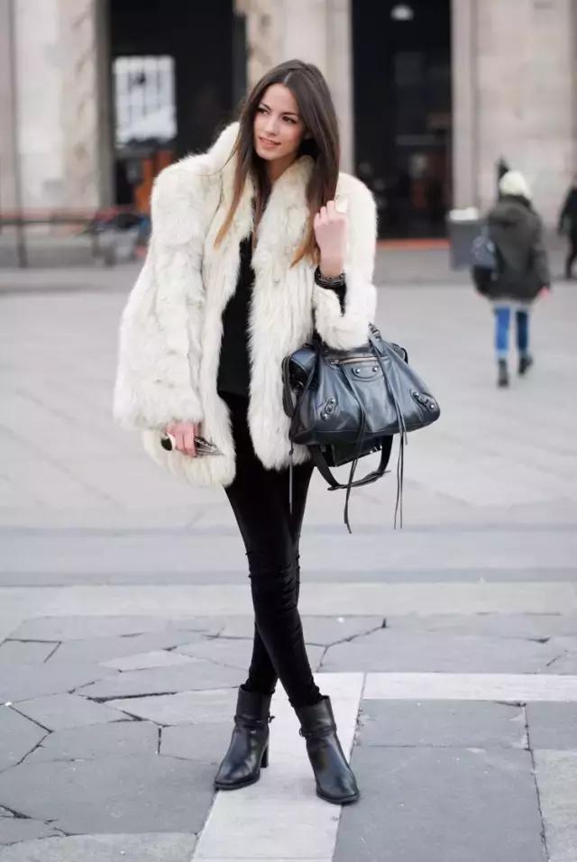 学会oversized外套+短靴的经典套路，让你美成一道街景