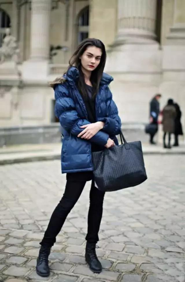 学会oversized外套+短靴的经典套路，让你美成一道街景