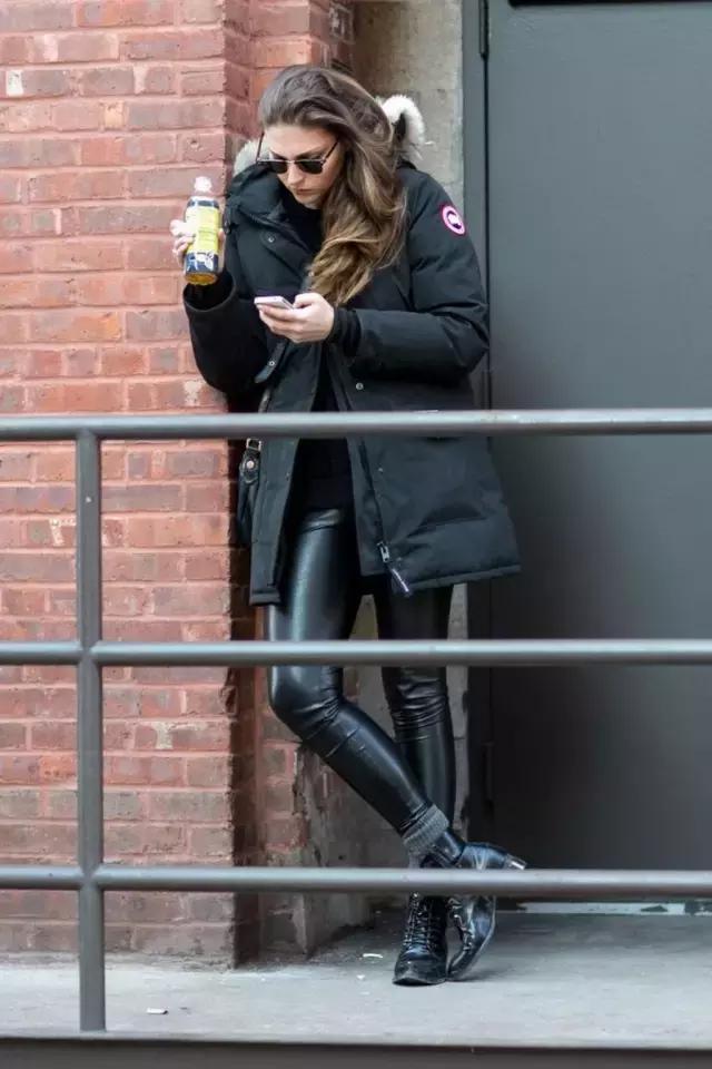 学会oversized外套+短靴的经典套路，让你美成一道街景