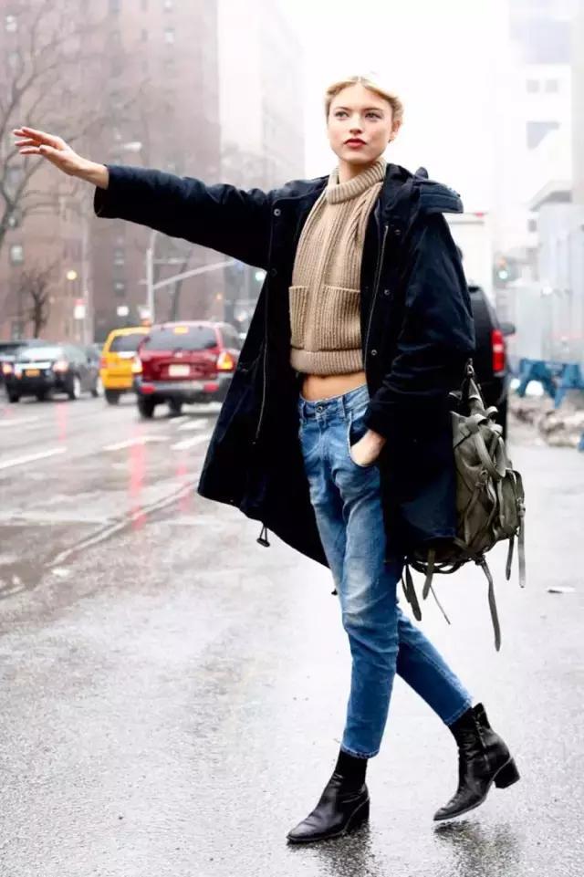 学会oversized外套+短靴的经典套路，让你美成一道街景