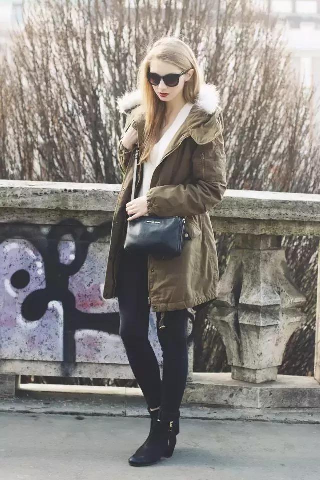 学会oversized外套+短靴的经典套路，让你美成一道街景