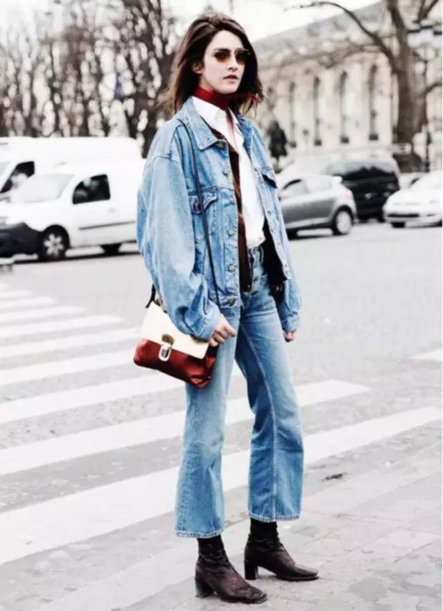 学会oversized外套+短靴的经典套路，让你美成一道街景
