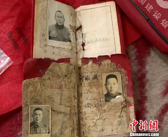 文才英残缺不全的退伍证，郭文生夫妇珍藏在家。杨婷婷 摄
