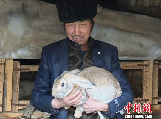 郭文生和他养的兔子。杨婷婷 摄