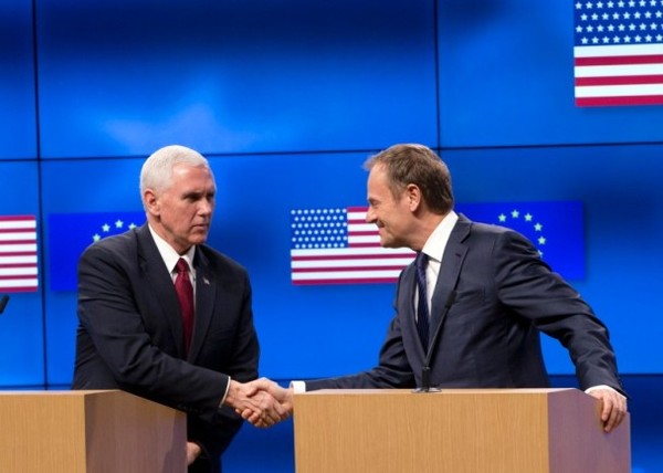 彭斯（左）与图斯克（右）会面时，身后显示了错误的美国国旗。