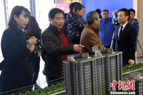 市民在一家楼盘内咨询。泱波 摄