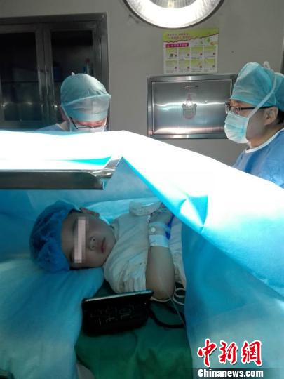 孩子边看动画边手术照片走红福州医生哄娃有高招