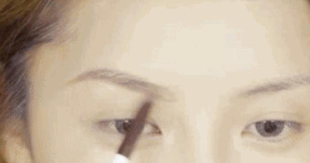 听说一字眉被掰弯啦?手把手教你女星最in的同款眉型!