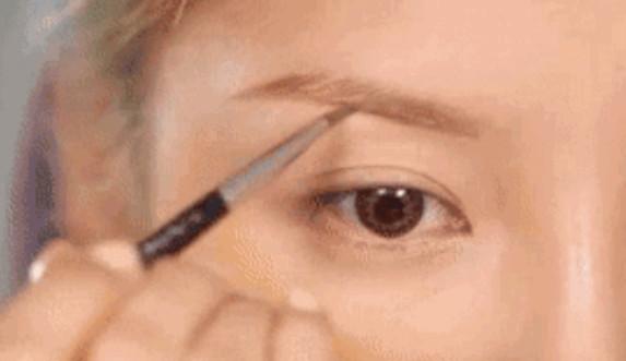 听说一字眉被掰弯啦?手把手教你女星最in的同款眉型!