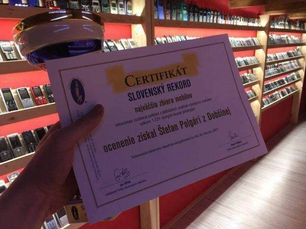 90后小伙收藏3500台手机 场面震撼不敢看 