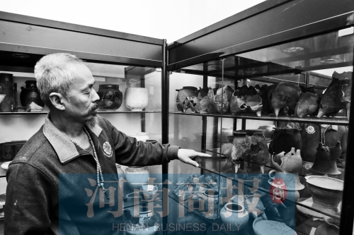 郑州一老大哥沉迷陶瓷片儿 为收藏曾卖两套房