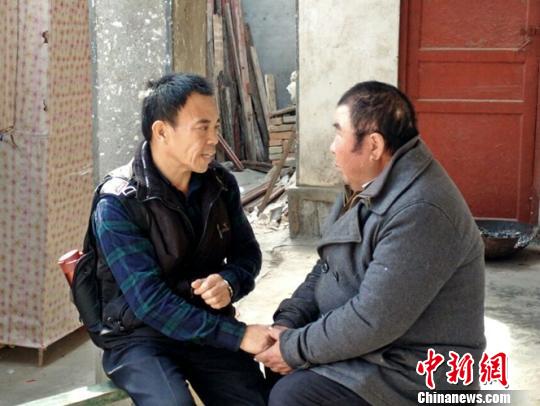 王思敏紧紧拉住刘德文的手，感谢王家的大恩人。朱志庚 摄