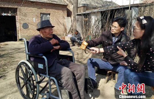 依然健在的92岁徐厚仁老人向记者讲述当年的晓风剧社和王世训的故事 朱志庚 摄