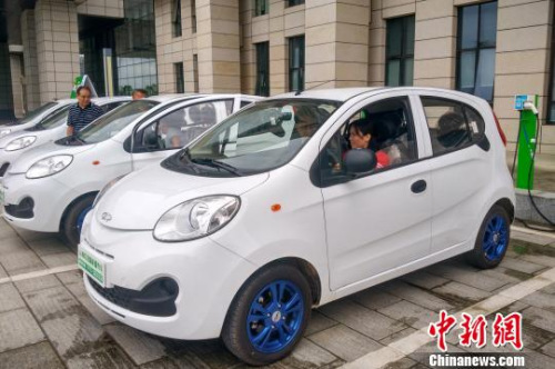  图为市民体验共享汽车。赵琳露 摄