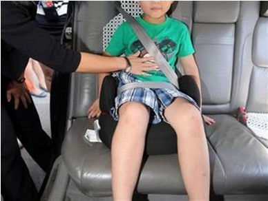 一位儿童正在使用安全座椅。图片来源:中国消费者协会