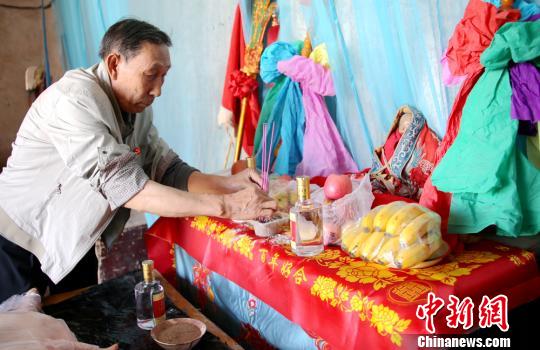 高台县素有农历五月十三唱秦腔祭天求雨的习俗，以祈求风调雨顺，五谷丰登。张渊 摄