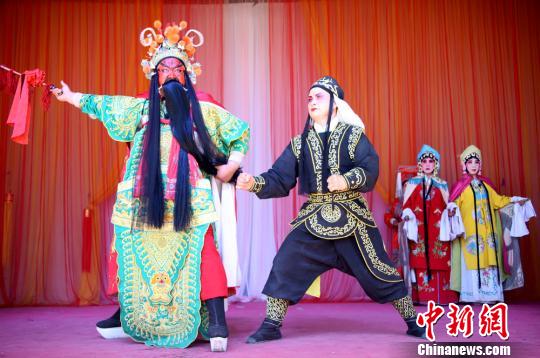 图为演员表演。张渊 摄