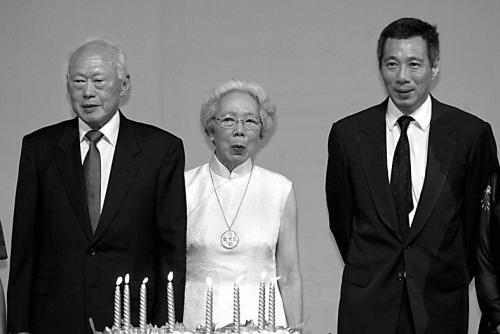 左图是李光耀、夫人柯玉芝与李显龙的合照.jpg