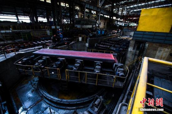 资料图:炼钢。 李南轩 摄