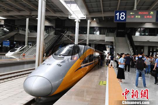 资料图。6月2日，随着一列动车检测车从宝鸡南站驶出，一路向西开往兰州西站，标志着中国首条贯通丝绸之路经济带的高铁——宝(宝鸡)兰(兰州)高铁进入全线拉通试验阶段，为宝兰高铁开通运营奠定了基础。杨艳敏 摄