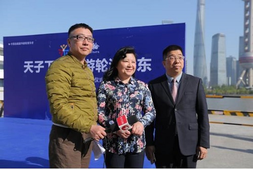 世纪游轮总裁刘彦女士（中）和冠达集团副总裁叶桦先生（右）接受媒体采访.jpg