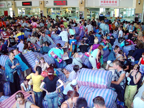 打造购物天——联检大厅内等待回国的俄游客.jpg