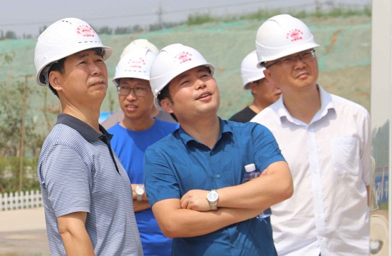 1、中国铁建十八局集团工程管理部部长刘刚、郑阜铁路项目经理周大勇、四公司项目书记许桃元在现场办公（刘映红 伍振 摄）.JPG