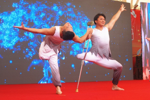 肢残人士的刚劲舞蹈叫人动容.jpg