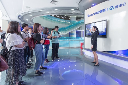 腾讯解说员给记者团讲解.jpg