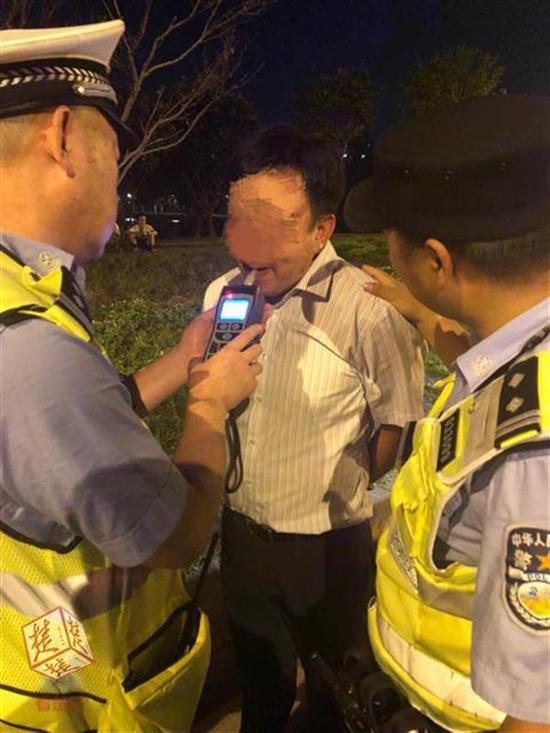 逮住醉驾司机朱某