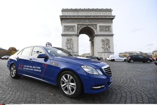 图为2016年11月19日在法国巴黎所摄出租车。(新华社/西霸)