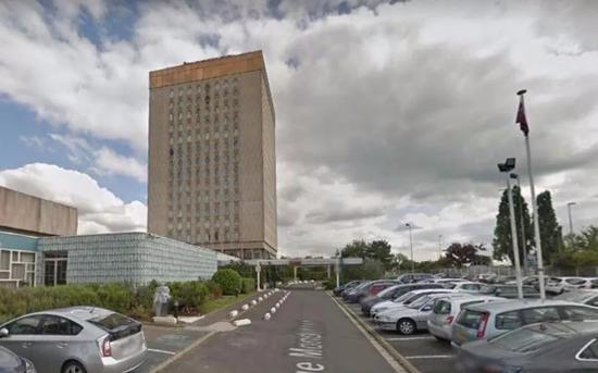 图为发生劫案的酒店停车场。(源自《巴黎人报》)