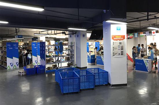 快递超市内摆满了快递。本文图片均为澎湃新闻记者 周琦 摄