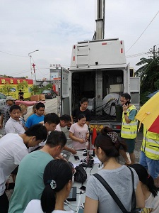 广东移动设置便民服务点，利用应急通信车外接电源，为群众提供手机充电等服务 - 副本.jpg