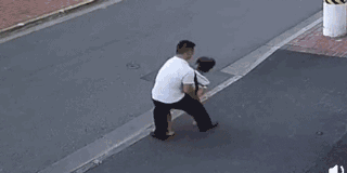 要钱不成男子当街毒打老母亲 她却说未受伤不追究