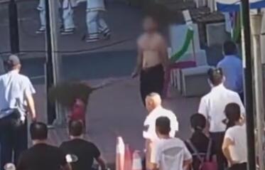 要钱不成男子当街毒打老母亲 她却说未受伤不追究