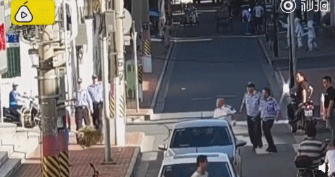 要钱不成男子当街毒打老母亲 她却说未受伤不追究