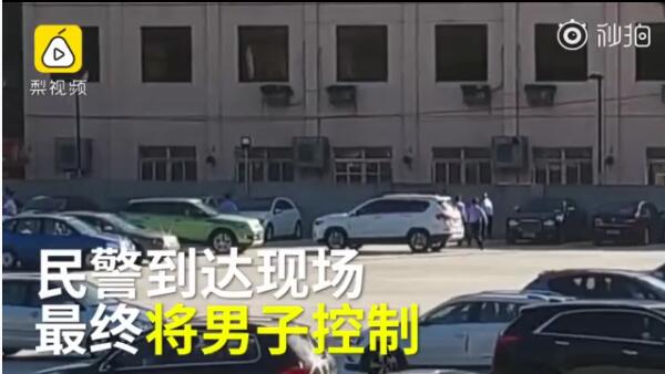 要钱不成男子当街毒打老母亲 她却说未受伤不追究