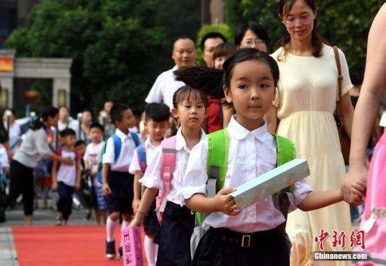 资料图:小学新生迎接开学第一天。 a target='_blank' href='http://www.chinanews.com/'中新社/a记者 韩苏原 摄 资料图:小学新生迎接开学第一天。 a target='_blank' href='http://www.chinanews.com/'中新社/a记者 韩苏原 摄