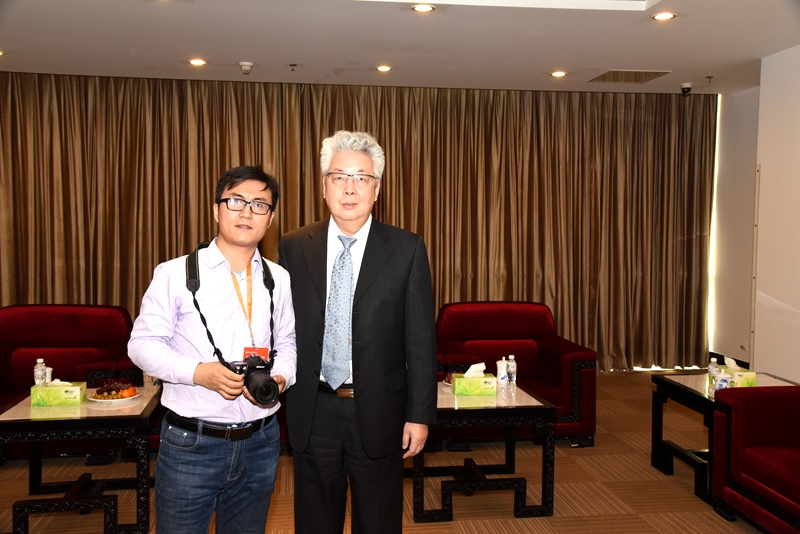 2019中国资本创新高峰论坛与国家开发银行副行长高坚合影留念 - 副本 (2).jpeg