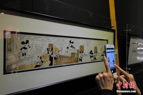 12月7日，世界经典动漫原画展在天津西青区常青藤文化产业园举办。展览展出了《白雪公主与七个小矮人》、《米老鼠与唐老鸭》、《七龙珠》等200余幅迪士尼经典动画电影和日本动漫的原画手稿与珍稀赛璐璐动画底片。图为观众用手机拍摄《米老鼠与唐老鸭》原画手稿。a target='_blank' href='http://www.chinanews.com/'中新社/a记者 佟郁 摄