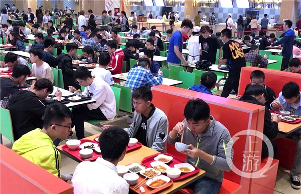学生吃饭.jpg